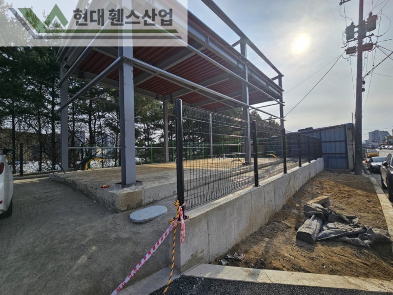 가평휀스 펜스 울타리 - 가평군 가평읍에 위치한 신축 사무실부지 경계에 메쉬휀스를 시공한 현장을 소개합니다. 가평휀스 펜스 울타리 - 가평군 가평읍에 위치한 신축 사무실부지 경계에 메쉬휀스를 시공한 현장을 소개합니다.