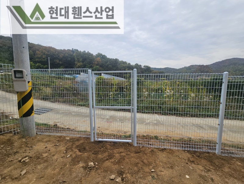 안성휀스 펜스 울타리 - 안성시 아양동에 위치한 나대지에 경계용 메쉬휀스를 시공한 현장을 소개합니다. 안성휀스 펜스 울타리 - 안성시 아양동에 위치한 나대지에 경계용 메쉬휀스를 시공한 현장을 소개합니다.
