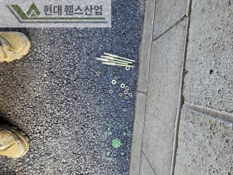 수원휀스 펜스 울타리 - 수원시 인계동에 위치한 신축건물에 경계용 메쉬휀스를 시공한 현장을 소개합니다.