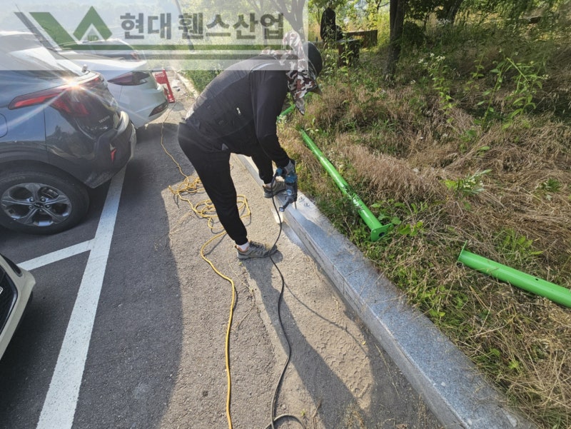 평택휀스 펜스 울타리 - 평택시 송탄읍에 위치한 택배 물류창고 뒤편에 출입방지용 메쉬휀스를 설치한 현장을 소개합니다.
