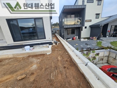 평택휀스 펜스 울타리 - 평택시 안중읍에 위치한 전원주택 경계에 베이직A형휀스를 시공한 현장을 소개합니다. 평택휀스 펜스 울타리 - 평택시 안중읍에 위치한 전원주택 경계에 베이직A형휀스를 시공한 현장을 소개합니다.