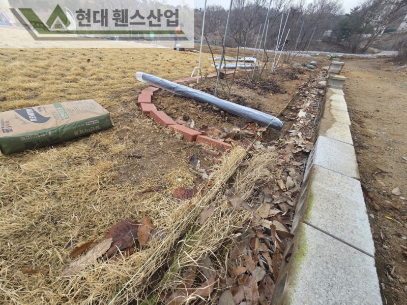 아산휀스 펜스 울타리 - 아산시 배방읍에 위치한 농막주택 경계에 메쉬휀스를 시공한 현장을 소개합니다. 아산휀스 펜스 울타리 - 아산시 배방읍에 위치한 농막주택 경계에 메쉬휀스를 시공한 현장을 소개합니다.
