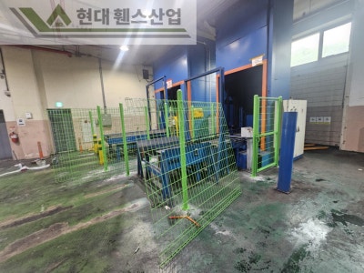 평택휀스 펜스 울타리 - 평택시에 위치한 물류창고에 있는 컨베이어벨트 주변에 위험방지용 메쉬휀스를 설치한 현장을 소개합니다.