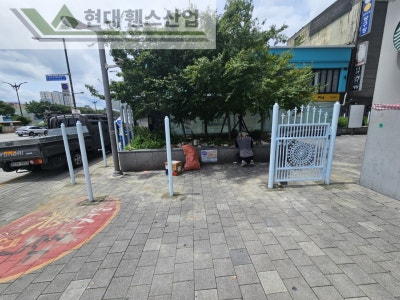 고양휀스 펜스 울타리 - 고양시 일산동구에 위치한 복합 쇼핑몰 건물에 출입방지용 디자인창살휀스를 설치한 현장을 소개합니다. 고양휀스 펜스 울타리 - 고양시 일산동구에 위치한 복합 쇼핑몰 건물에 출입방지용 디자인창살휀스를 설치한 현장을 소개합니다.