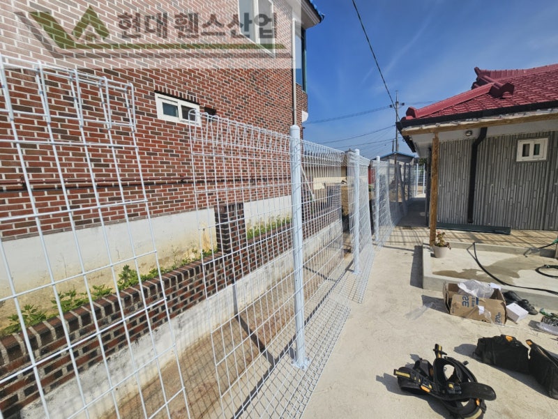 천안휀스 펜스 울타리 - 천안시 성환읍에 위치한 시골 마을 주택에 경계용 메쉬휀스를 설치한 현장을 소개합니다. 천안휀스 펜스 울타리 - 천안시 성환읍에 위치한 시골 마을 주택에 경계용 메쉬휀스를 설치한 현장을 소개합니다.