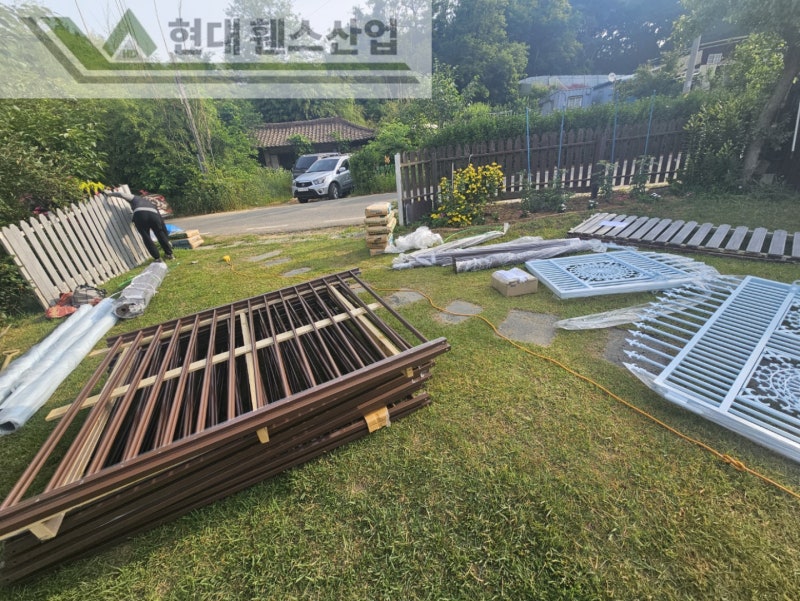 천안휀스 펜스 울타리 - 천안시 성환읍에 위치한 시골마을 집 담장에 베이직휀스를 설치한 현장을 소개합니다. 천안휀스 펜스 울타리 - 천안시 성환읍에 위치한 시골마을 집 담장에 베이직휀스를 설치한 현장을 소개합니다.