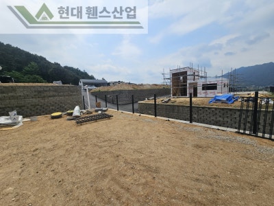 공주휀스 펜스 울타리 - 공주시 유구읍에 위치한 전원주택 예정지 담장에 베이직휀스를 설치한 현장을 소개합니다. 공주휀스 펜스 울타리 - 공주시 유구읍에 위치한 전원주택 예정지 담장에 베이직휀스를 설치한 현장을 소개합니다.