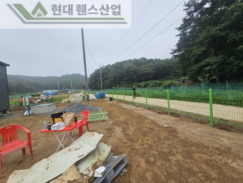 아산휀스 펜스 울타리 - 아산시 신창면에 위치한 농막 부지 경계에 메쉬휀스를 설치한 현장을 소개합니다. 아산휀스 펜스 울타리 - 아산시 신창면에 위치한 농막 부지 경계에 메쉬휀스를 설치한 현장을 소개합니다.