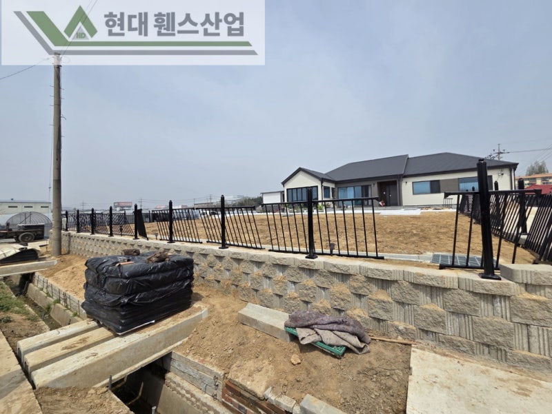 천안휀스 펜스 울타리 - 천안시 직산읍에 위치한 전원주택에 경계용 베이직A형휀스를 시공한 현장을 소개합니다. 천안휀스 펜스 울타리 - 천안시 직산읍에 위치한 전원주택에 경계용 베이직A형휀스를 시공한 현장을 소개합니다.