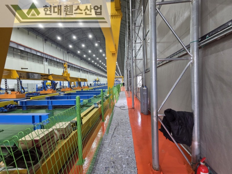천안휀스 펜스 울타리 - 천안시 풍세면에 위치한 철강 공장 내부에 안전난간용 메쉬휀스를 시공한 현장을 소개합니다.
