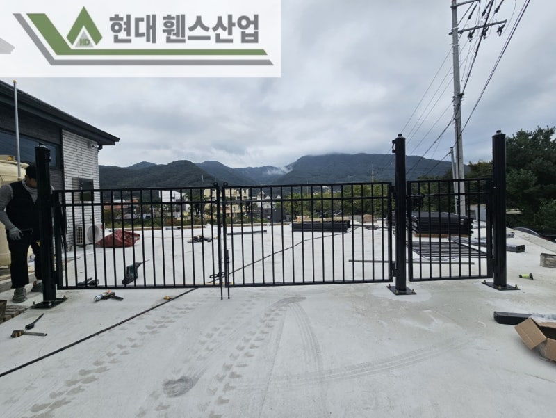 양평휀스 펜스 울타리 - 양평군 서종면에 위치한 신축 전원주택 경계에 베이직A형휀스와 메쉬휀스를 시공한 현장을 소개합니다. 양평휀스 펜스 울타리 - 양평군 서종면에 위치한 신축 전원주택 경계에 베이직A형휀스와 메쉬휀스를 시공한 현장을 소개합니다.