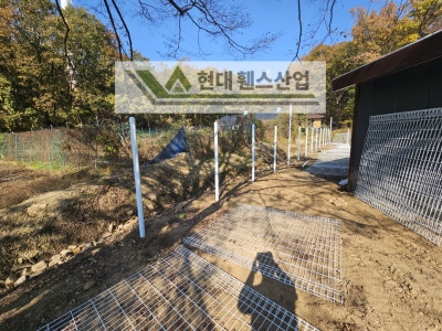 이천휀스 펜스 울타리 - 이천시 부발읍에 위치한 유기견보호소 경계에 메쉬휀스를 시공한 현장을 소개합니다.