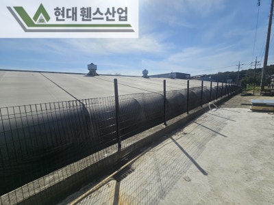 천안휀스 펜스 울타리 - 천안시 신방동에 위치한 공장 경계 옹벽에 메쉬휀스를 시공한 현장을 소개합니다. 천안휀스 펜스 울타리 - 천안시 신방동에 위치한 공장 경계 옹벽에 메쉬휀스를 시공한 현장을 소개합니다.