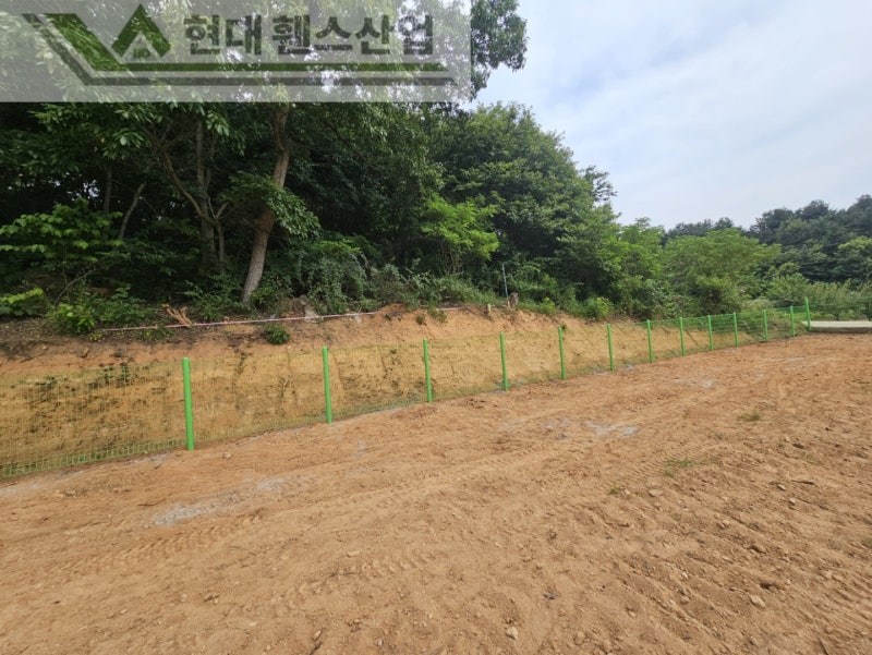 예산휀스 펜스 울타리 - 예산군 덕산면에 위치한 주말 농장 부지에 경계를 나누는 메쉬휀스를 설치한 현장을 소개합니다.