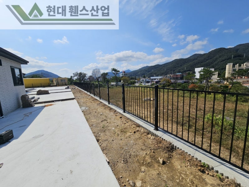 양평휀스 펜스 울타리 - 양평군 서종면에 위치한 신축 전원주택 경계에 베이직A형휀스와 메쉬휀스를 시공한 현장을 소개합니다. 양평휀스 펜스 울타리 - 양평군 서종면에 위치한 신축 전원주택 경계에 베이직A형휀스와 메쉬휀스를 시공한 현장을 소개합니다.