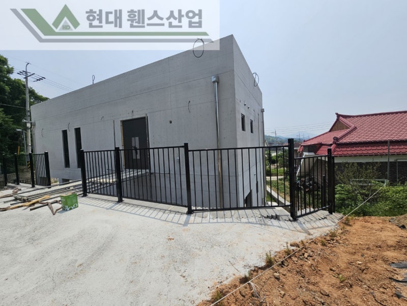 평택휀스 펜스 울타리 - 평택시 유천동에 위치한 신축 교회 건물에 베이직 휀스를 설치한 현장을 소개합니다. 평택휀스 펜스 울타리 - 평택시 유천동에 위치한 신축 교회 건물에 베이직 휀스를 설치한 현장을 소개합니다.