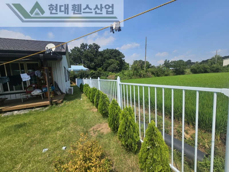 천안휀스 펜스 울타리 - 천안시 동남구에 위치한 작은 시골집 마당에 베이직 휀스를 시공한 현장을 소개합니다.