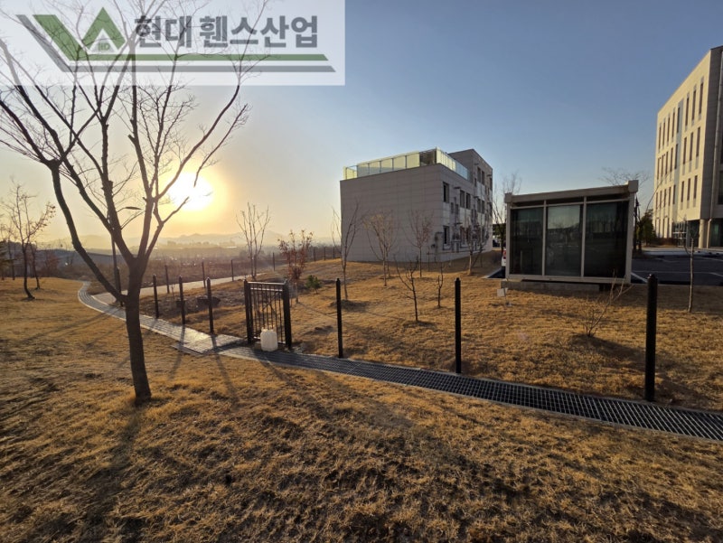 제천휀스 펜스 울타리 - 제천군 세무서 경계에 베이직C형휀스를 시공한 현장을 소개합니다.