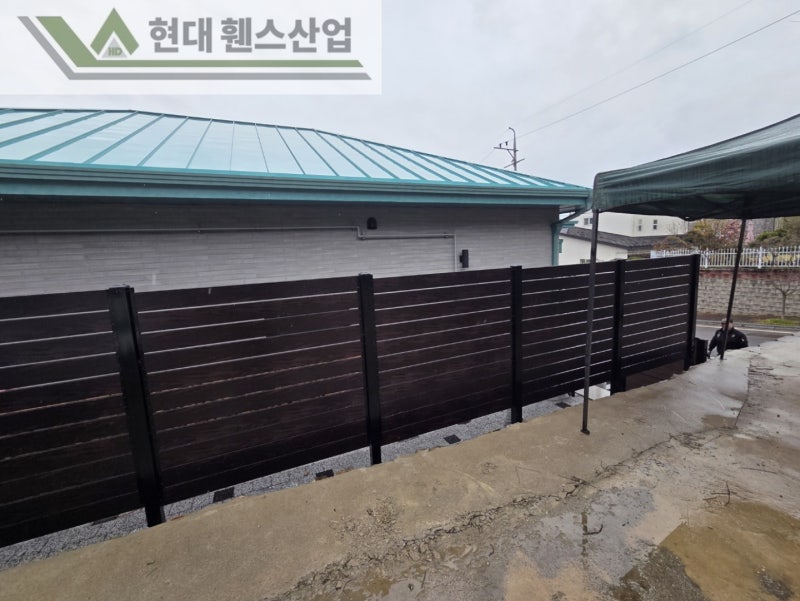 천안휀스 펜스 울타리 - 천안시 성거읍에 위치한 전원주택에 목재 가림막휀스를 시공한 현장을 소개합니다. 천안휀스 펜스 울타리 - 천안시 성거읍에 위치한 전원주택에 목재 가림막휀스를 시공한 현장을 소개합니다.