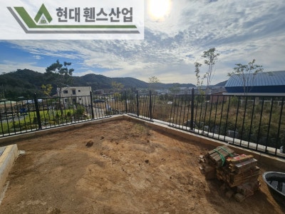 평택휀스 펜스 울타리 - 평택시 안중읍에 위치한 전원주택 경계에 베이직A형휀스를 시공한 현장을 소개합니다. 평택휀스 펜스 울타리 - 평택시 안중읍에 위치한 전원주택 경계에 베이직A형휀스를 시공한 현장을 소개합니다.