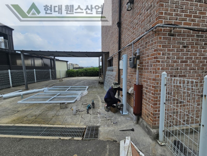 평택휀스 펜스 울타리 - 평택시 팽성읍에 위치한 미군부대 부근 타운 하우스 단지에 메쉬대문과 메쉬휀스를 설치한 현장을 소개합니다. 평택휀스 펜스 울타리 - 평택시 팽성읍에 위치한 미군부대 부근 타운 하우스 단지에 메쉬대문과 메쉬휀스를 설치한 현장을 소개합니다.