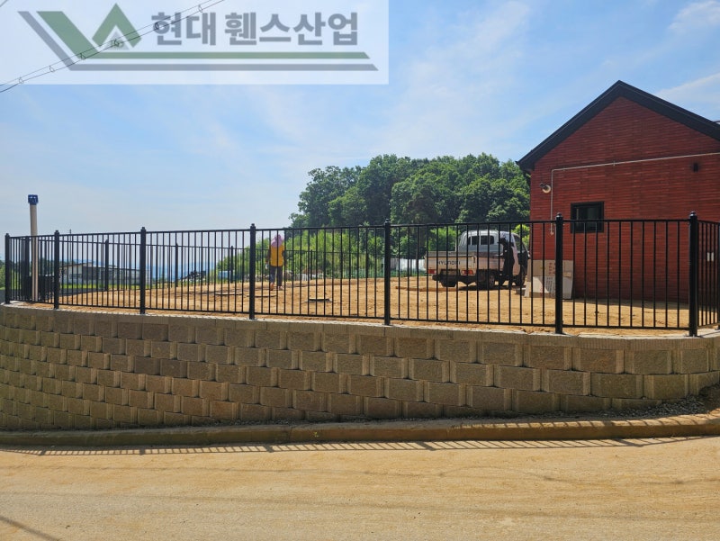 춘천휀스 펜스 울타리 - 춘천시 신북읍에 위치한 전원주택에 가성비 좋은 베이직휀스를 설치한 현장을 소개합니다.