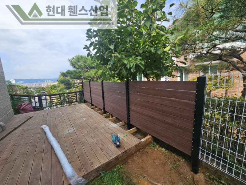 평택 휀스 펜스 울타리 - 평택시 청북읍에 위치한 전원주택에 합성목재 가림막휀스를 시공한 현장을 소개합니다. 평택 휀스 펜스 울타리 - 평택시 청북읍에 위치한 전원주택에 합성목재 가림막휀스를 시공한 현장을 소개합니다.