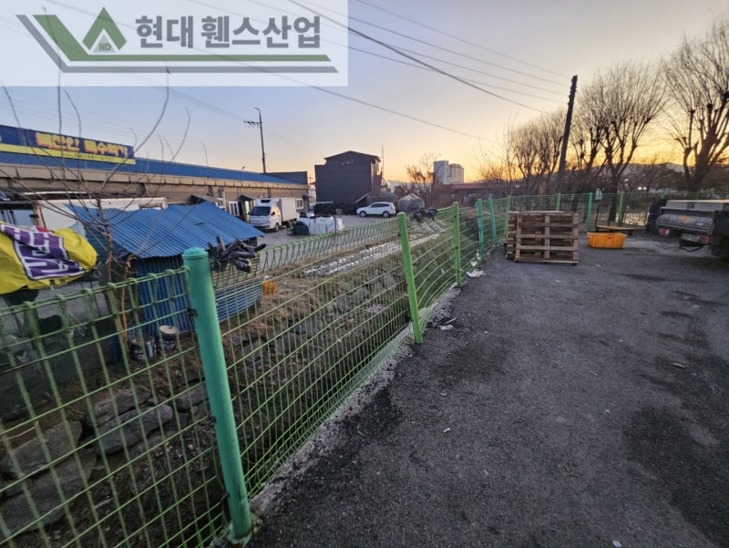 천안휀스 펜스 울타리 - 천안시 직산읍에 위치한 제조 공장 경계에 오래된 메쉬휀스를 철거하고 새로운 메쉬휀스를 시공한 현장을 소개합니다. 천안휀스 펜스 울타리 - 천안시 직산읍에 위치한 제조 공장 경계에 오래된 메쉬휀스를 철거하고 새로운 메쉬휀스를 시공한 현장을 소개합니다.