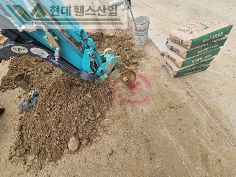 아산휀스 펜스 울타리 - 아산시 신창면에 위치한 농막 부지 경계에 메쉬휀스를 설치한 현장을 소개합니다. 아산휀스 펜스 울타리 - 아산시 신창면에 위치한 농막 부지 경계에 메쉬휀스를 설치한 현장을 소개합니다.
