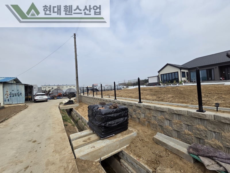 천안휀스 펜스 울타리 - 천안시 직산읍에 위치한 전원주택에 경계용 베이직A형휀스를 시공한 현장을 소개합니다. 천안휀스 펜스 울타리 - 천안시 직산읍에 위치한 전원주택에 경계용 베이직A형휀스를 시공한 현장을 소개합니다.