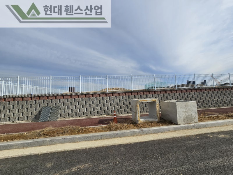 평택휀스 펜스 울타리 - 평택시 칠괴동에 위치한 신축산업단지 부지 경계에 경계용 베이직 B형휀스를 시공한 현장을 소개합니다.