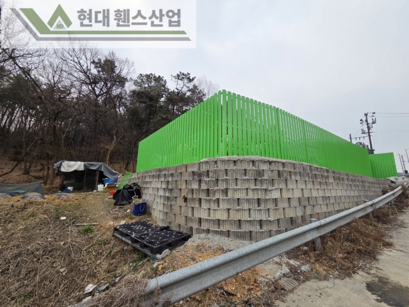 아산휀스 펜스 울타리 - 아산시 용화동에 위치한 재활용 공장 경계에 차폐휀스를 시공한 현장을 소개합니다. 아산휀스 펜스 울타리 - 아산시 용화동에 위치한 재활용 공장 경계에 차폐휀스를 시공한 현장을 소개합니다.