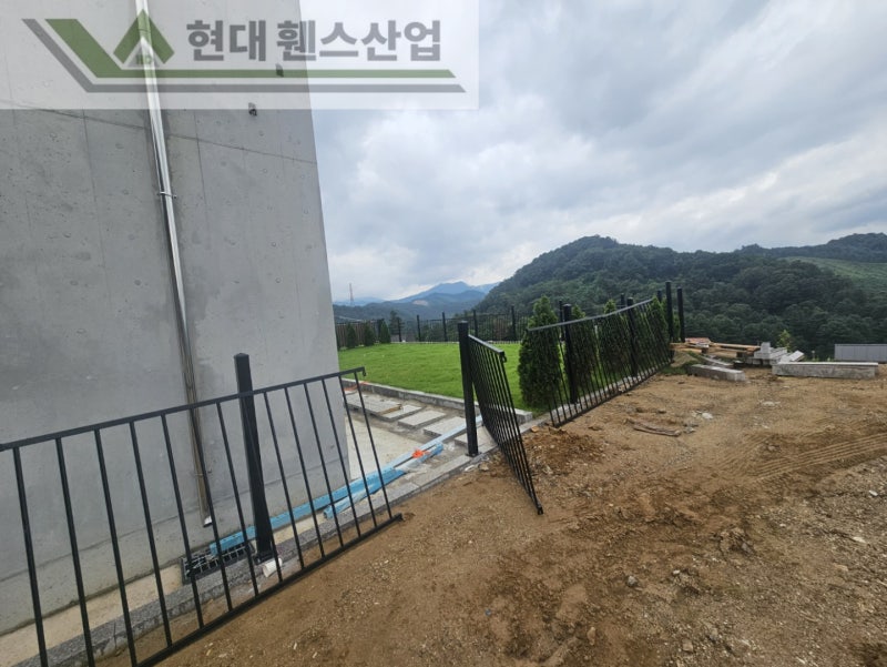 가평휀스 펜스 울타리 - 가평군 전원주택단지에 베이직 A형휀스를 설치한 현장을 소개합니다. 가평휀스 펜스 울타리 - 가평군 전원주택단지에 베이직 A형휀스를 설치한 현장을 소개합니다.