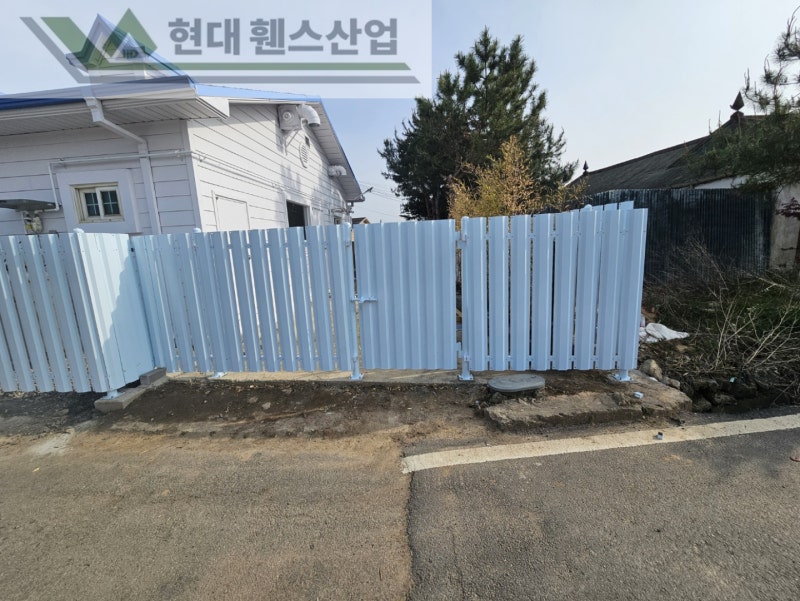 여주휀스 펜스 울타리 - 여주시 점동면에 위치한 키즈카페 예정지에 합성목재 가림막휀스와 차폐휀스를 설치한 현장을 소개합니다. Vo.2 여주휀스 펜스 울타리 - 여주시 점동면에 위치한 키즈카페 예정지에 합성목재 가림막휀스와 차폐휀스를 설치한 현장을 소개합니다. Vo.2