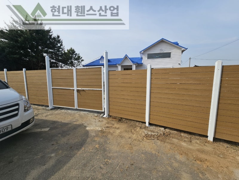 여주휀스 펜스 울타리 - 여주시 점동면에 위치한 키즈카페 예정지에 합성목재 가림막휀스와 차폐휀스를 설치한 현장을 소개합니다. Vo.1