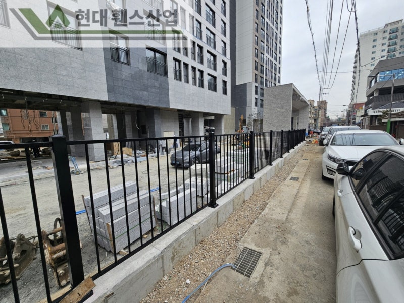 부평휀스 펜스 울타리 - 부평시에 위치한 신축아파트 경계에 베이직 A형휀스를 시공한 현장을 소개합니다.