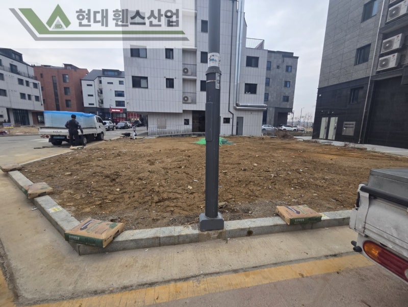 평택휀스 펜스 울타리 - 평택시 고덕동에 위치한 나대지 경계에 메쉬휀스를 시공한 현장을 소개합니다.