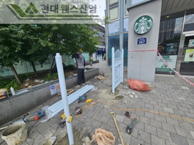 고양휀스 펜스 울타리 - 고양시 일산동구에 위치한 복합 쇼핑몰 건물에 출입방지용 디자인창살휀스를 설치한 현장을 소개합니다. 고양휀스 펜스 울타리 - 고양시 일산동구에 위치한 복합 쇼핑몰 건물에 출입방지용 디자인창살휀스를 설치한 현장을 소개합니다.