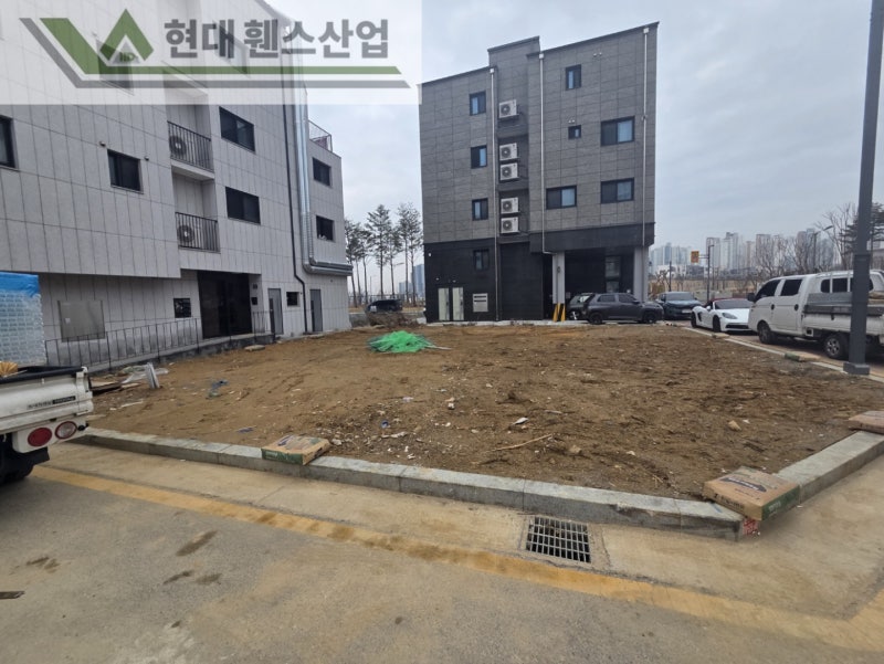 평택휀스 펜스 울타리 - 평택시 고덕동에 위치한 나대지 경계에 메쉬휀스를 시공한 현장을 소개합니다.