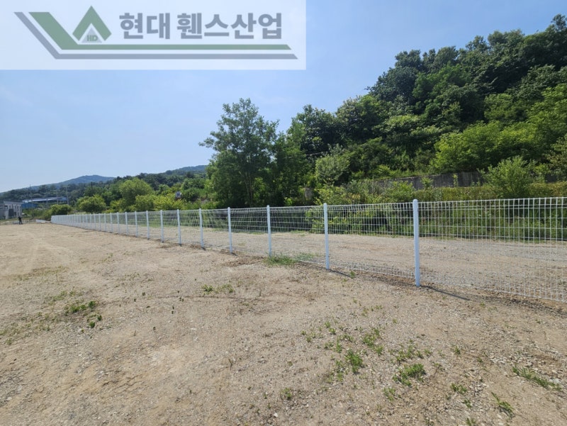 천안휀스 펜스 울타리 - 천안시 동남구에 위치한 산업단지 부지에 경계용 메쉬휀스를 설치한 현장을 소개합니다. 천안휀스 펜스 울타리 - 천안시 동남구에 위치한 산업단지 부지에 경계용 메쉬휀스를 설치한 현장을 소개합니다.
