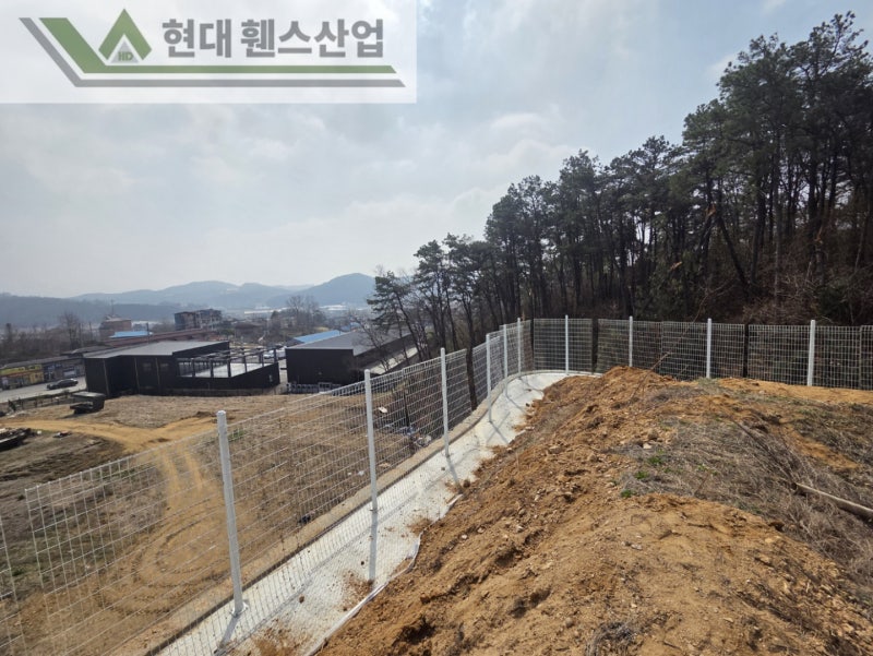 천안휀스 펜스 울타리 - 천안시 직산읍에 위치한 나대지 경계에 추락방지용 메쉬휀스를 시공한 현장을 소개합니다.