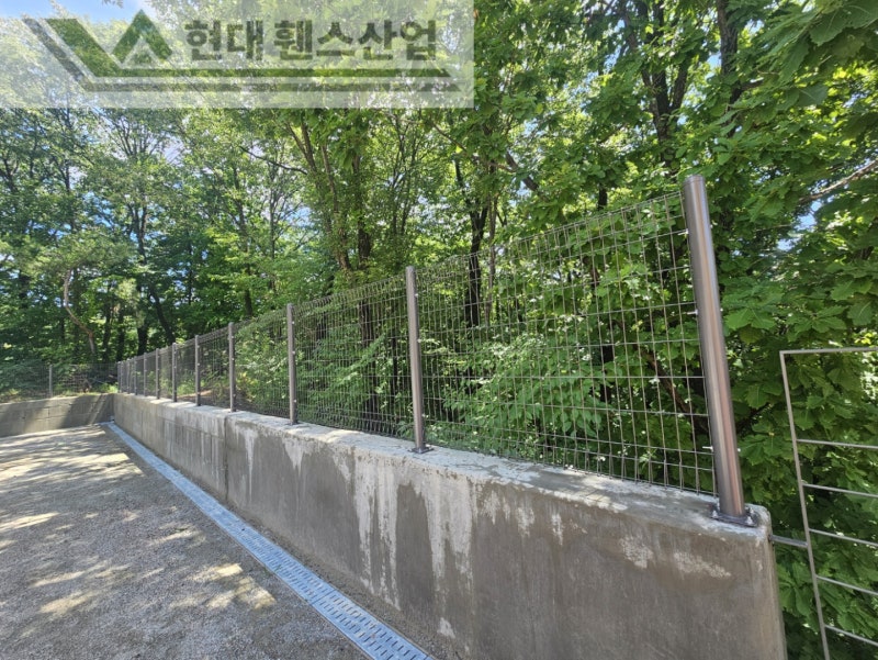 천안휀스 펜스 울타리 - 천안시 성거읍에 위치한 고급 전원주택에 경계용 메쉬휀스를 설치한 현장을 소개합니다.