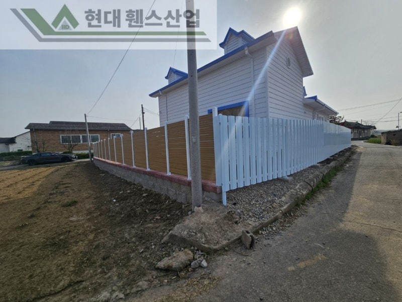 여주휀스 펜스 울타리 - 여주시 점동면에 위치한 키즈카페 예정지에 합성목재 가림막휀스와 차폐휀스를 설치한 현장을 소개합니다. Vo.2 여주휀스 펜스 울타리 - 여주시 점동면에 위치한 키즈카페 예정지에 합성목재 가림막휀스와 차폐휀스를 설치한 현장을 소개합니다. Vo.2