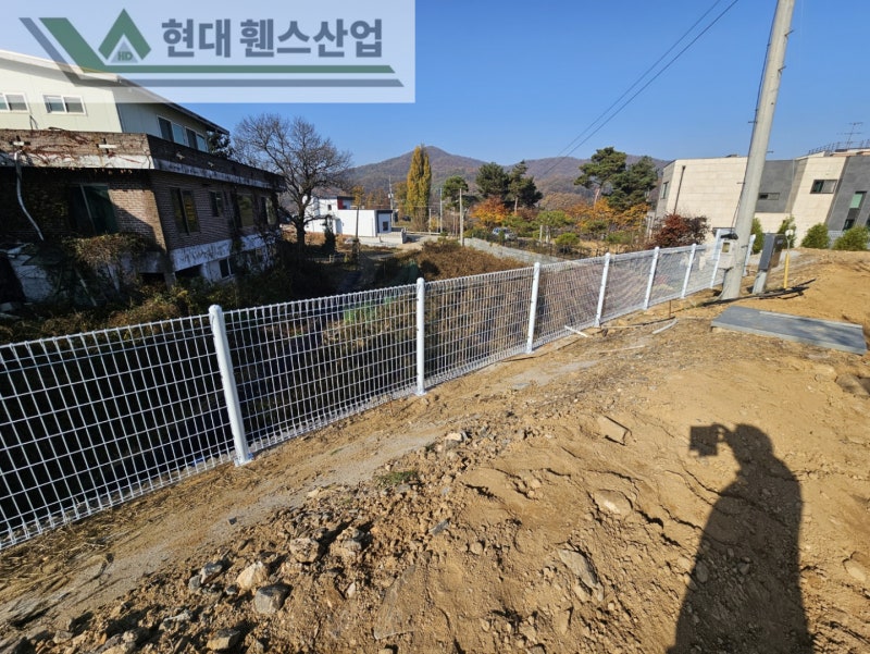 수원휀스 펜스 울타리 - 수원시 권선구 고색동에 위치한 신축 건물 경계에 추락방지용 메쉬휀스를 시공한 현장을 소개합니다.