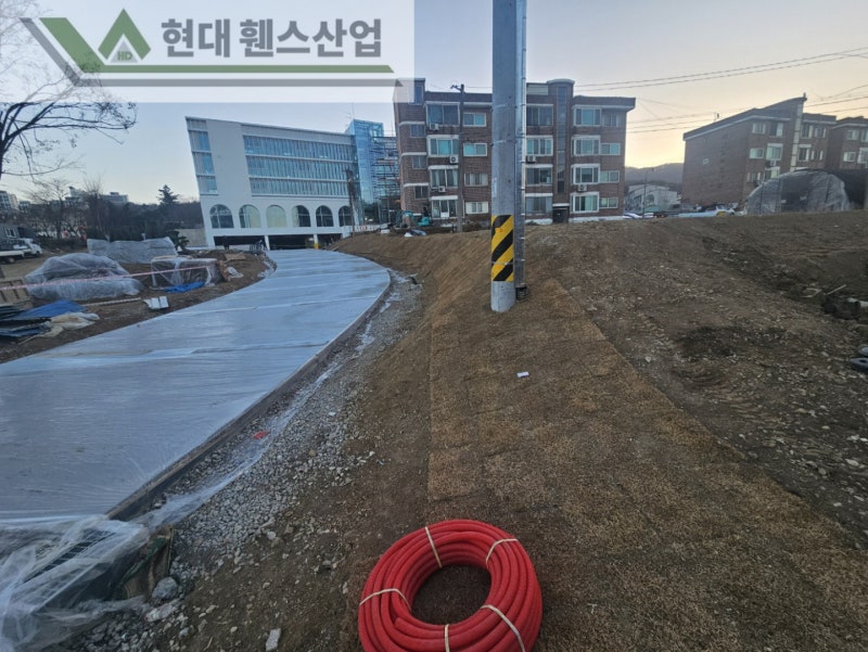 오산휀스 펜스 울타리 - 오산시 지곶동에 위치한 신축 건물에 경계용 메쉬휀스를 시공한 현장을 소개합니다.