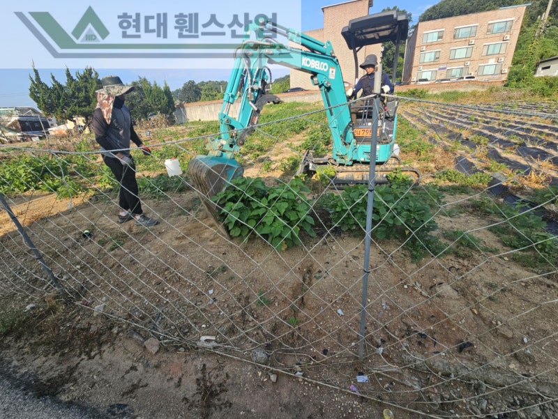 아산휀스 펜스 울타리 - 아산시 탕정면에 위치한 공터에 경계용 메쉬휀스를 시공한 현장을 소개합니다. 아산휀스 펜스 울타리 - 아산시 탕정면에 위치한 공터에 경계용 메쉬휀스를 시공한 현장을 소개합니다.