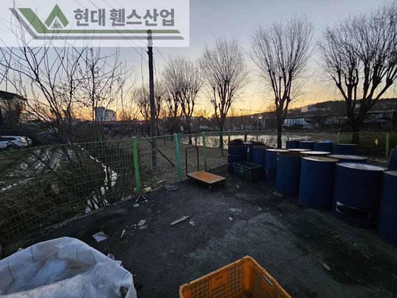 천안휀스 펜스 울타리 - 천안시 직산읍에 위치한 제조 공장 경계에 오래된 메쉬휀스를 철거하고 새로운 메쉬휀스를 시공한 현장을 소개합니다. 천안휀스 펜스 울타리 - 천안시 직산읍에 위치한 제조 공장 경계에 오래된 메쉬휀스를 철거하고 새로운 메쉬휀스를 시공한 현장을 소개합니다.