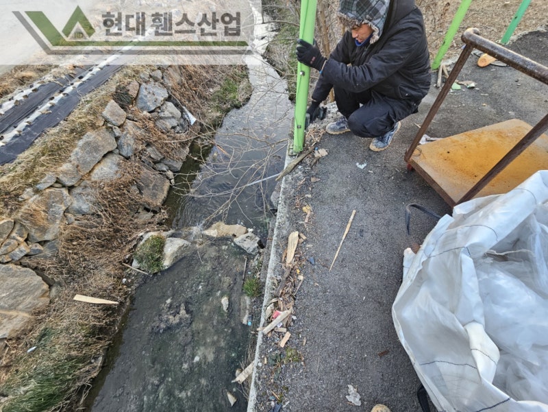 천안휀스 펜스 울타리 - 천안시 직산읍에 위치한 제조 공장 경계에 오래된 메쉬휀스를 철거하고 새로운 메쉬휀스를 시공한 현장을 소개합니다. 천안휀스 펜스 울타리 - 천안시 직산읍에 위치한 제조 공장 경계에 오래된 메쉬휀스를 철거하고 새로운 메쉬휀스를 시공한 현장을 소개합니다.