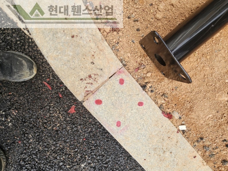 부천휀스 펜스 울타리 - 부천시 원종동에 위치한 신규 재건축 아파트 경계에 베이직 A형 휀스를 설치한 현장을 소개합니다. 부천휀스 펜스 울타리 - 부천시 원종동에 위치한 신규 재건축 아파트 경계에 베이직 A형 휀스를 설치한 현장을 소개합니다.
