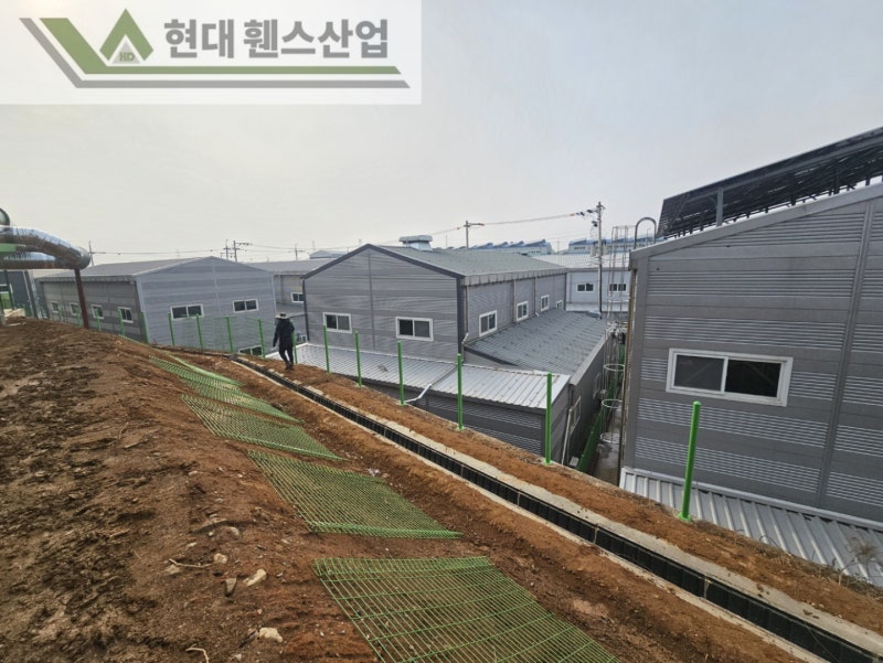 당진휀스 펜스 울타리 - 당진시 원당동에 위치한 공장 경계에 설치된 오래된 울타리를 철거하고 새롭게 시공해드린 현장을 소개합니다.